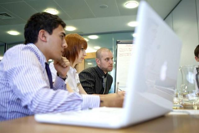 Πέντε εταιρείες ζητούν διοικητικό προσωπικό