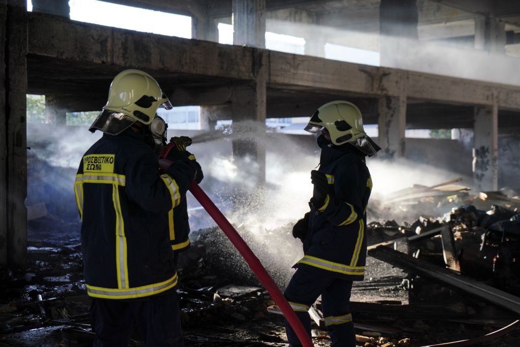 Θεσσαλονίκη: Υπό έλεγχο φωτιά σε εργοστάσιο με λιπαντικά