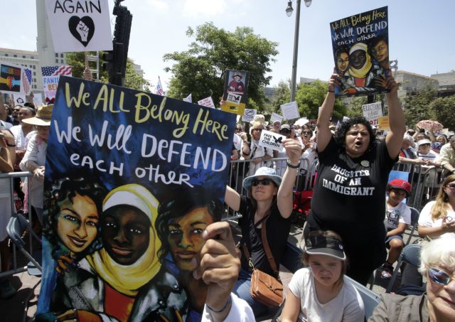 Παραμένουν χωρισμένα από τους γονείς τους