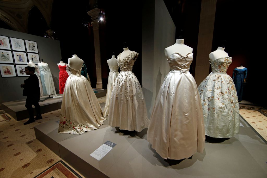 Ο «Σχεδιαστής των Ονείρων» Κριστιάν Ντιόρ ταξιδεύει στο Λονδίνο