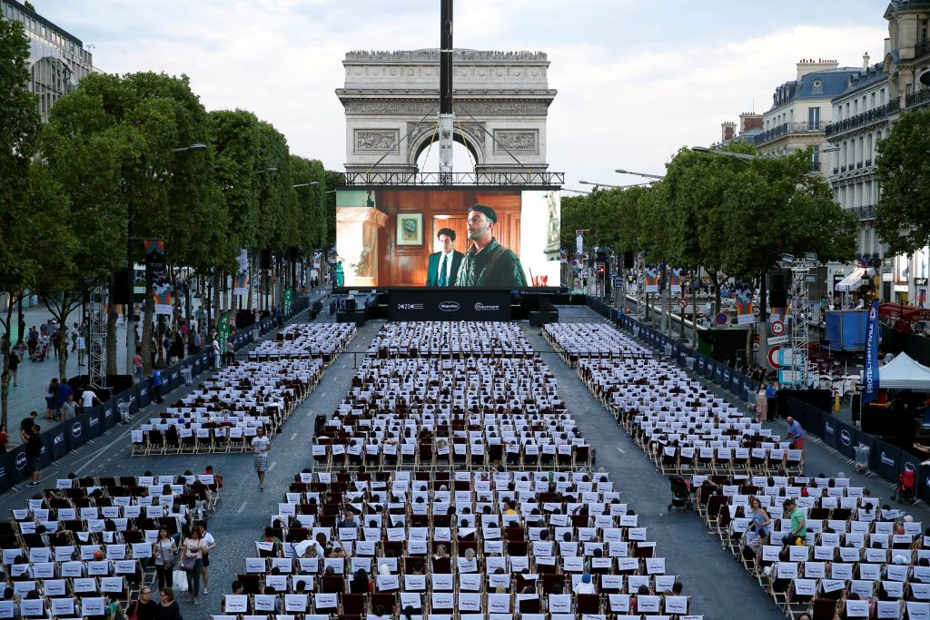 Τα Ηλυσία Πεδία στο Παρίσι ανέλαβαν ρόλο θερινού σινεμά
