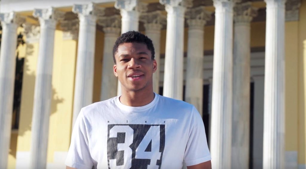 Ο Γιάννης Αντετοκούνμπο προσκαλεί τουρίστες στην Ελλάδα