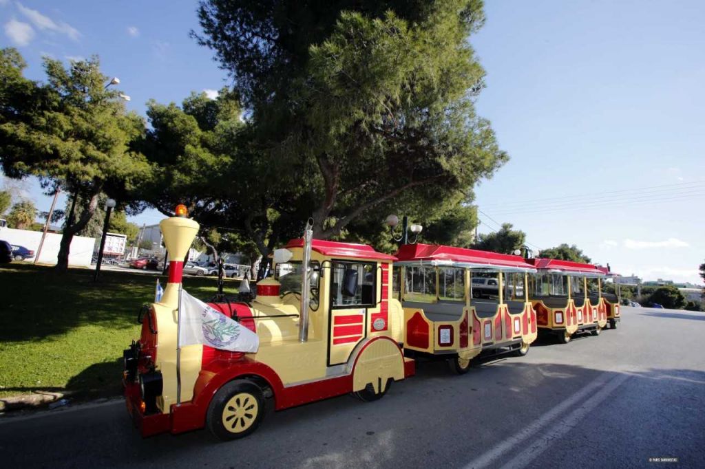 Ξεχωριστή βόλτα στη Γλυφάδα με το θρυλικό τρενάκι του Δήμου