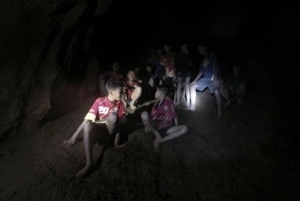 Παγκόσμια συγκίνηση: Τα 12 παιδιά στην Ταϊλάνδη μπορεί να μείνουν στη σπηλιά έως 4 μήνες