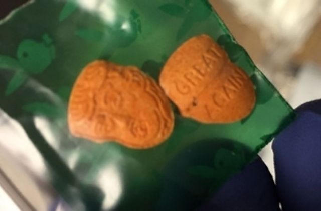 Εγιναν μόδα… τα χάπια έκσταση με το κεφάλι του Τραμπ