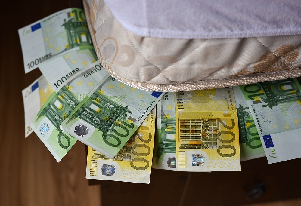 Σε θυρίδες και… στρώματα βρίσκονται 18 δισ. ευρώ