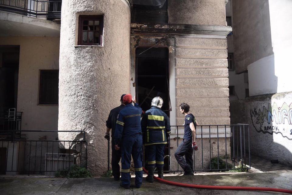 Στις φλόγες κτίριο στο κέντρο της Αθήνας – Απεγκλωβίστηκαν επτά άτομα