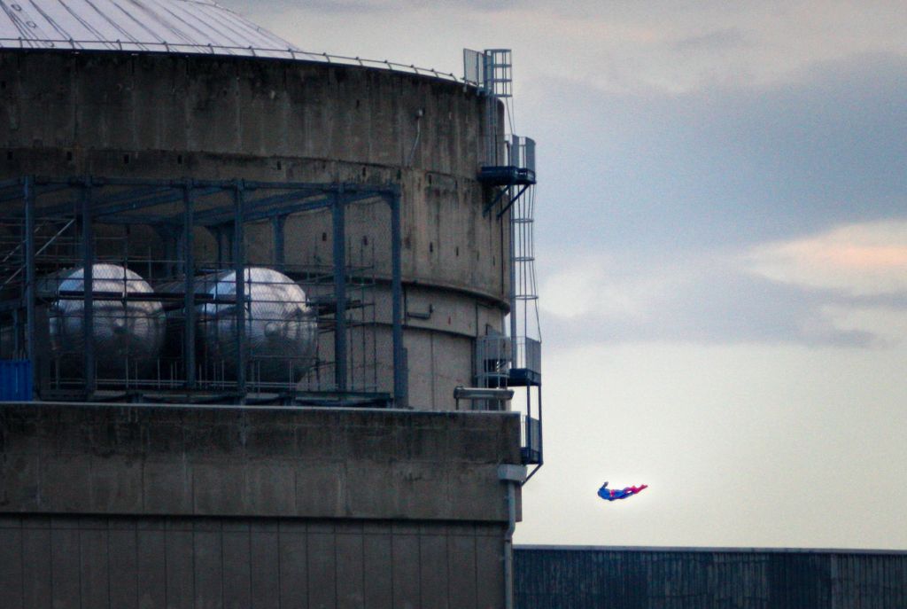 H Greenpeace έριξε drone σε πυρηνικό σταθμό για να δείξει ότι είναι ευάλωτος σε επιθέσεις