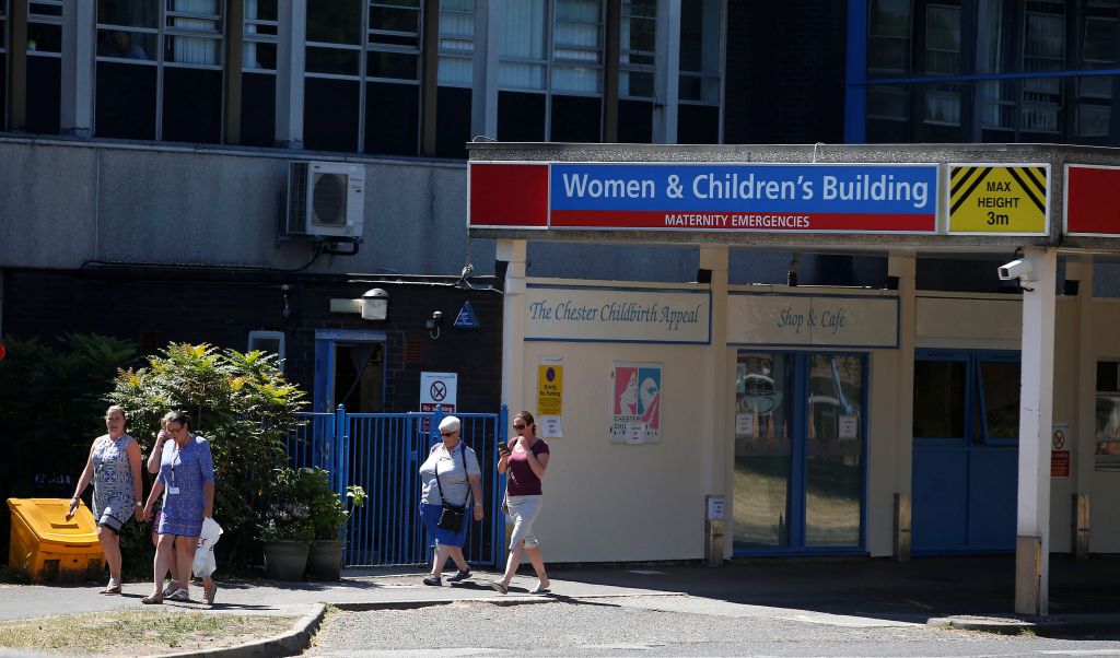 Βρετανία: Κατηγορίες σε πέντε άνδρες για την επίθεση με οξύ σε τρίχρονο