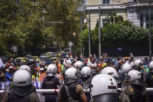 Συγκέντρωση συμβασιούχων των δήμων έξω από το υπ. Εσωτερικών
