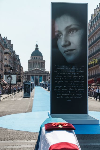 Η Σιμόν μας, το σώμα μας κι ένα ροζ τζιν…