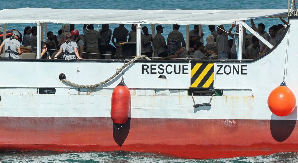 Ιταλία: Εξήντα έξι μετανάστες απείλησαν το πλήρωμα ιταλικού πλοίου