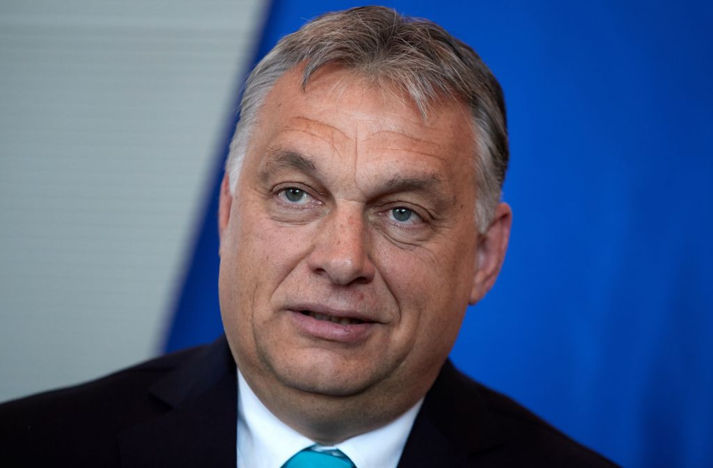 Στη Γερμανία ο πολέμιος της Μέρκελ στο προσφυγικό Β. Ορμπαν