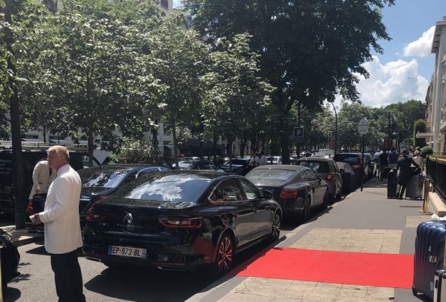 Η Πόλη του Φωτός με τα φώτα νυσταγμένα