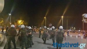 Κουκουλοφόροι τραυμάτισαν αστυνομικό μετά την πορεία (βίντεο)