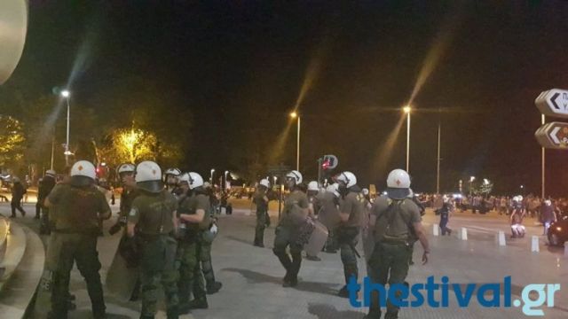 Κουκουλοφόροι τραυμάτισαν αστυνομικό μετά την πορεία (βίντεο)