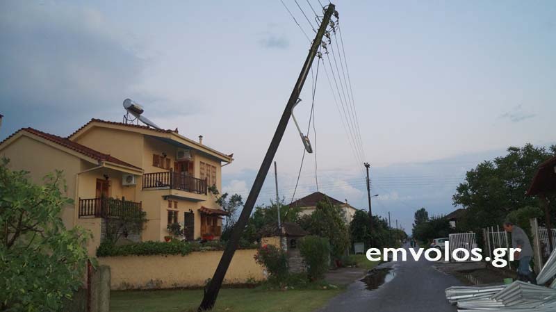 Ανεμοθύελλα «σάρωσε» τα Τρίκαλα Ημαθίας (βίντεο)