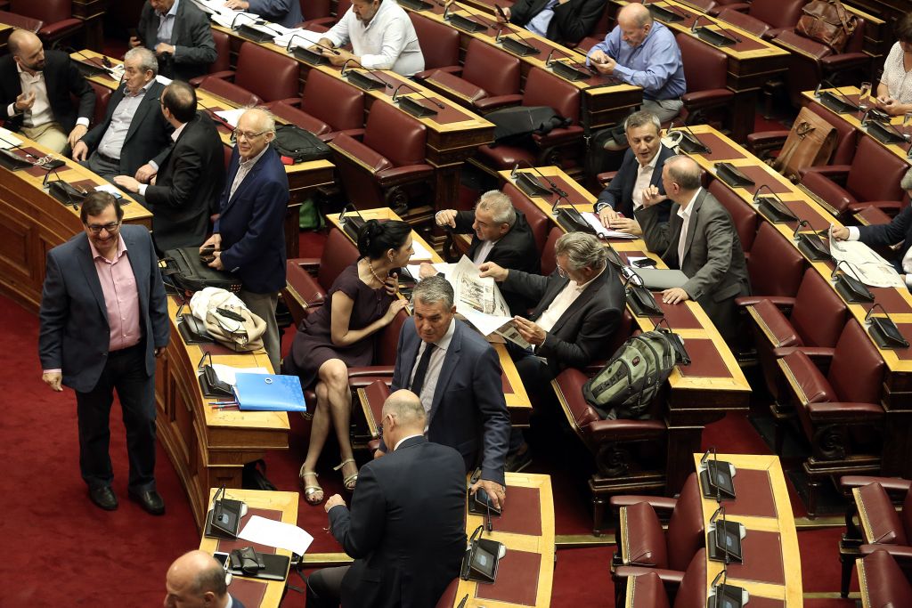 Ντρίπλα ΝΔ στη Βουλή: Θα ζητήσει να καταργηθεί ο νόμος για την περικοπή των συντάξεων
