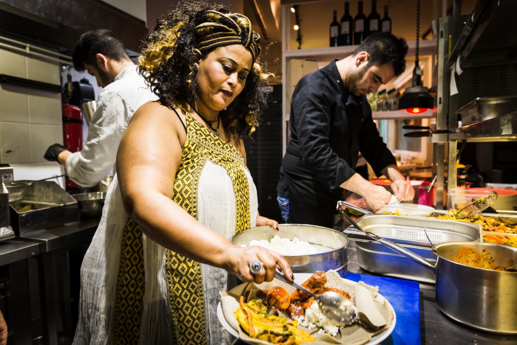 Τέσσερις γυναίκες σεφ μετείχαν στο Φεστιβάλ Μαγειρικής Προσφύγων της Αθήνας