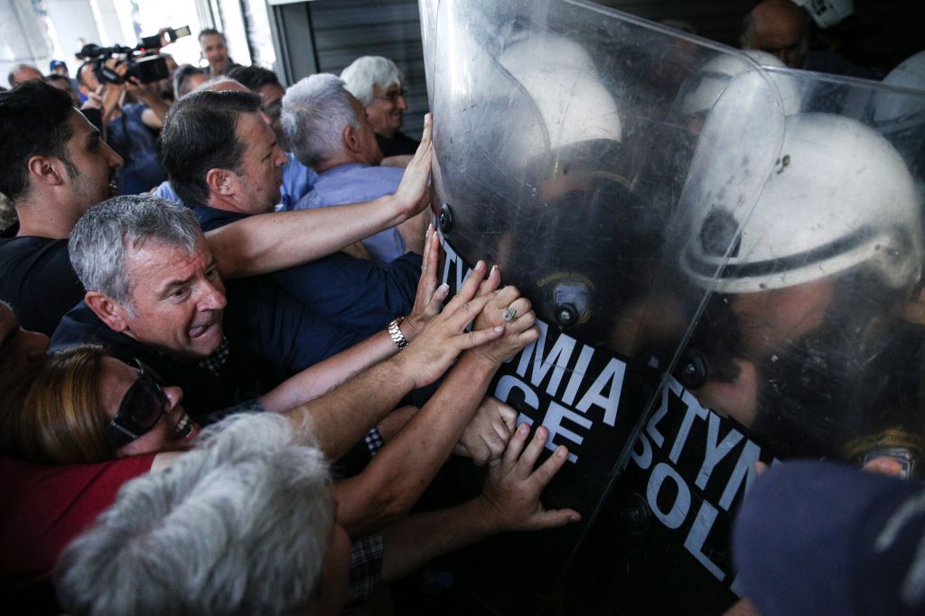 Ενταση στη διαμαρτυρία της ΠΟΕΔΗΝ έξω από το ΥΠΟΙΚ