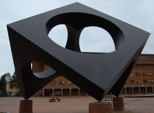 Το γλυπτό του Noguchi «πυξίδα» για Πορτοχέλι