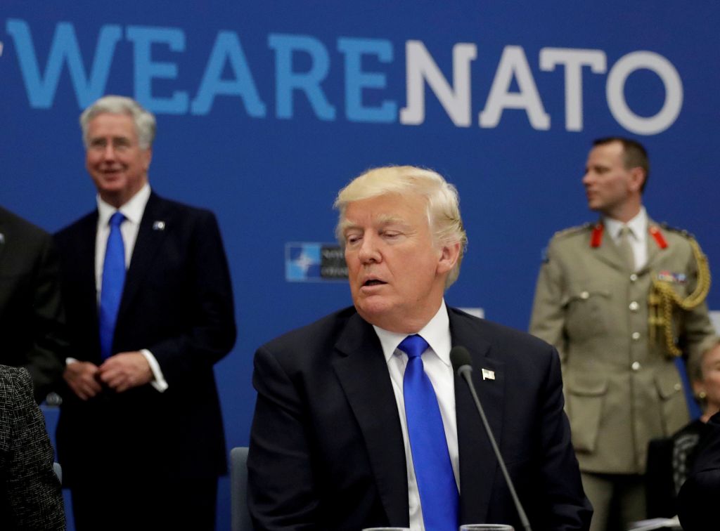 Αύξηση στρατιωτικών δαπανών από το ΝΑΤΟ ζητά ο Τραμπ