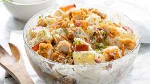 Θεϊκή πατατοσαλάτα με κοτόπουλο για τις μέρες που βιάζεσαι