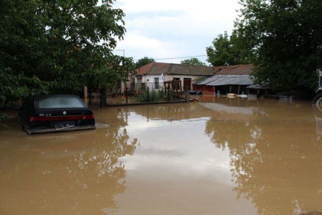 Πλημμύρες, απεγκλωβισμοί και καταστροφές στα Φάρσαλα