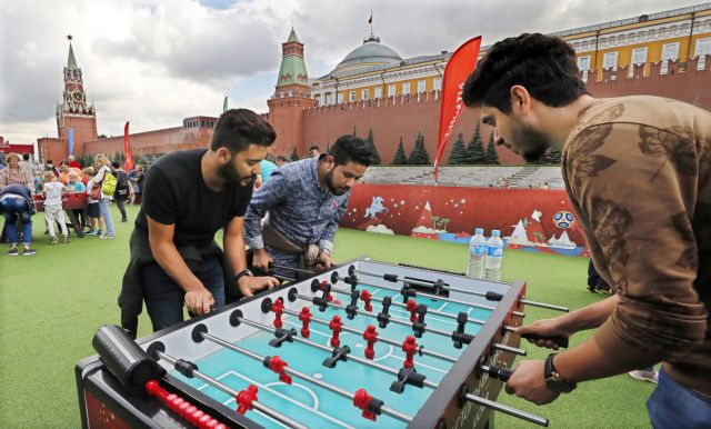 Μπάλα(ς) είναι και γυρίζει!