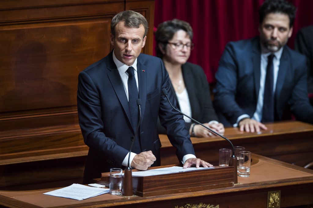 Ο Μακρόν προσπάθησε να κλείσει τα εσωτερικά μέτωπα