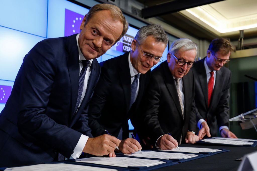 Διακήρυξη για ενίσχυση συνεργασίας υπέγραψαν ΕΕ – ΝΑΤΟ