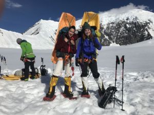 Δύο κορίτσια κυνηγούν τις Επτά Κορυφές