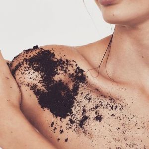 Σπιτικό scrub κατά της κυτταρίτιδας με καφέ