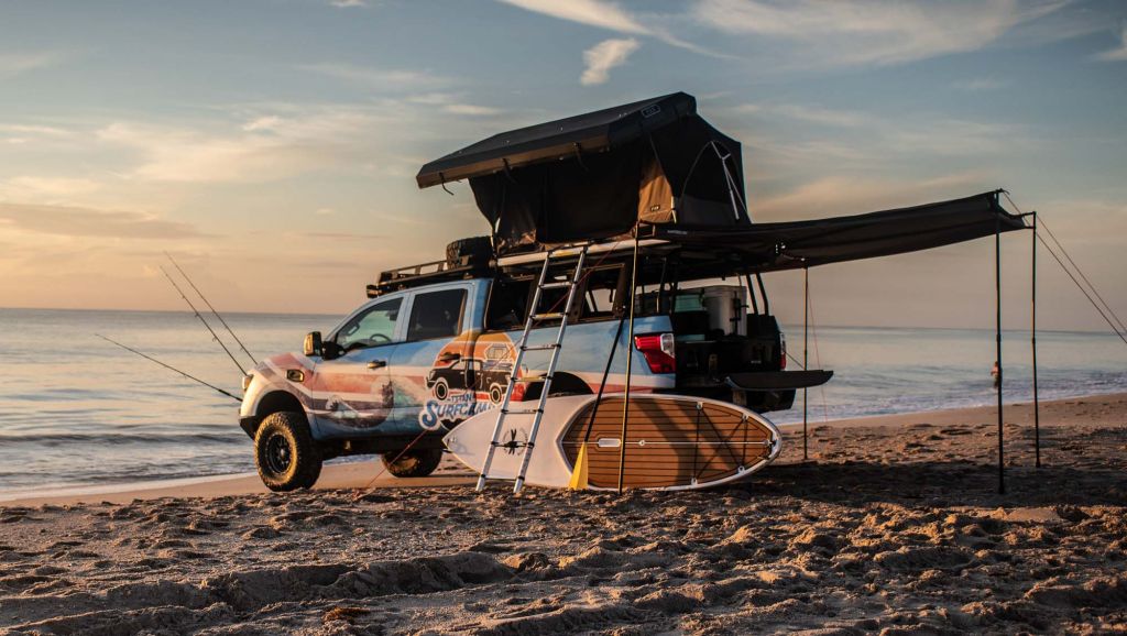 Nissan TITAN Surfcamp: Αυτοκίνητο με ντουζιέρα, σκηνή και καλάμια ψαρέματος
