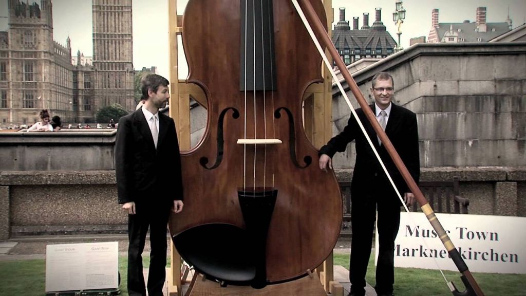 Το μεγαλύτερο βιολί του κόσμου στο Φεστιβάλ του Μέρμπις