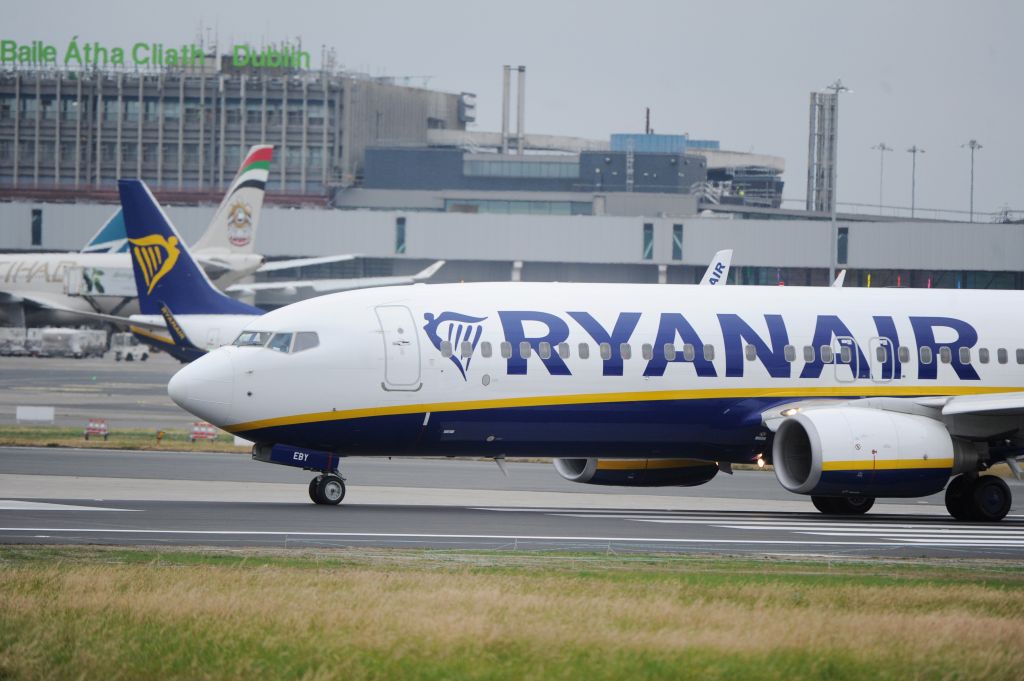 Αναγκαστική προσγείωση αεροσκάφους της Ryanair – 33 επιβάτες στο νοσοκομείο