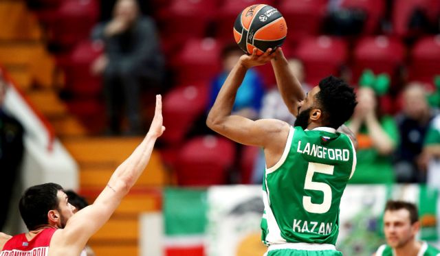 Κάνει τα καλάθια να αναστενάζουν!