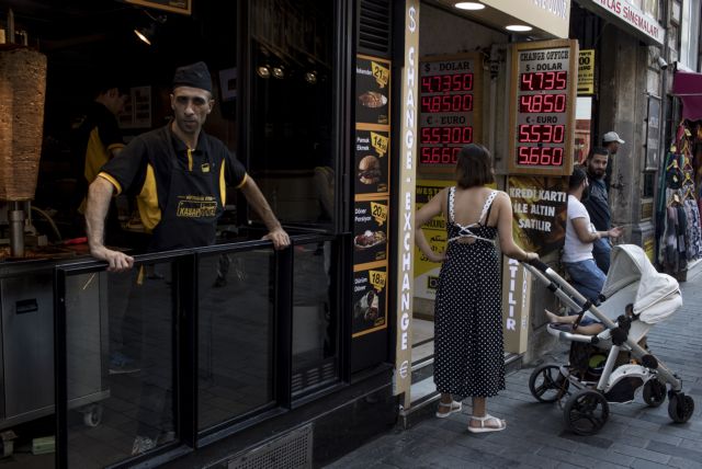 Οι εμμονές Ερντογάν σκοτώνουν τη λίρα
