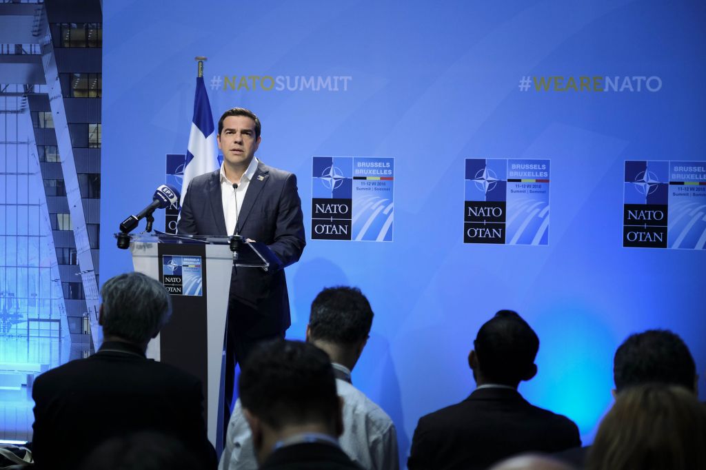 Μαξίμου: Πυραμίδες και βάτα στα σύνορα με την Αλβανία θέλουν… συντήρηση