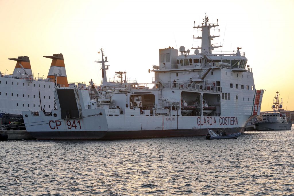 Πλοιάριο με 450 μετανάστες αναζητεί λιμάνι, ενώ η Ιταλία λέει να πάνε στη Μάλτα
