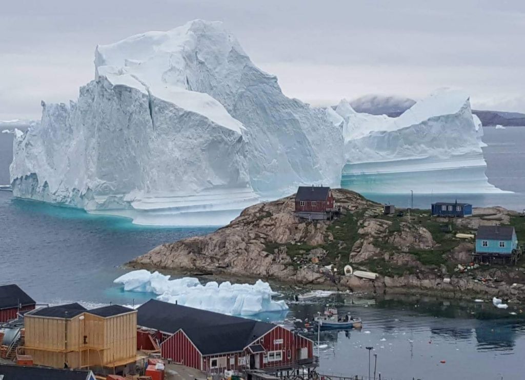 Τεράστιο παγόβουνο απειλεί με τσουνάμι τη Γροιλανδία