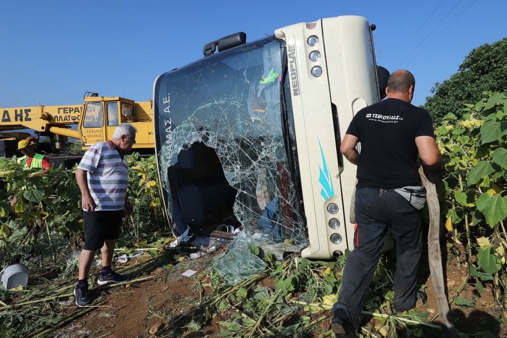 Ανατροπή λεωφορείου με 14 τραυματίες στη Δράμα