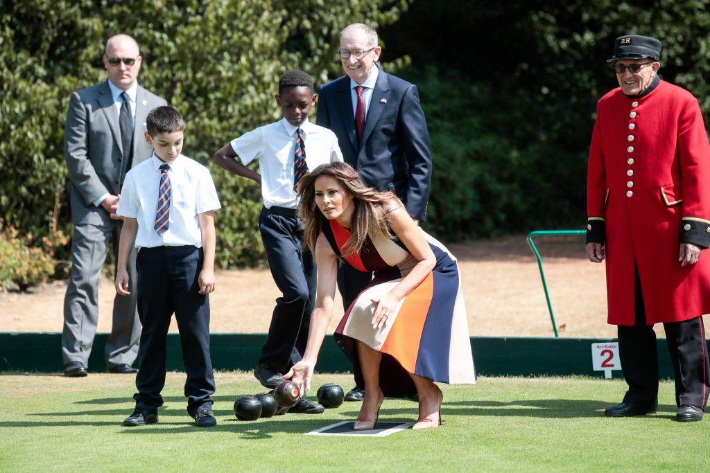 Η Μελάνια έπαιξε πετάνκ με παιδιά και βετεράνους στο Λονδίνο
