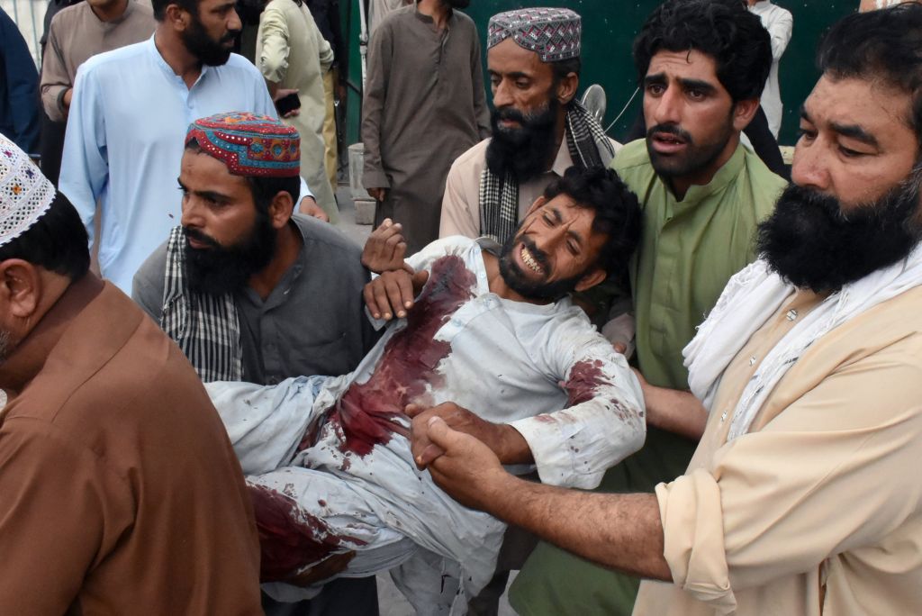 Χάος στο Πακιστάν – Στους 140 οι νεκροί από επίθεση καμικάζι