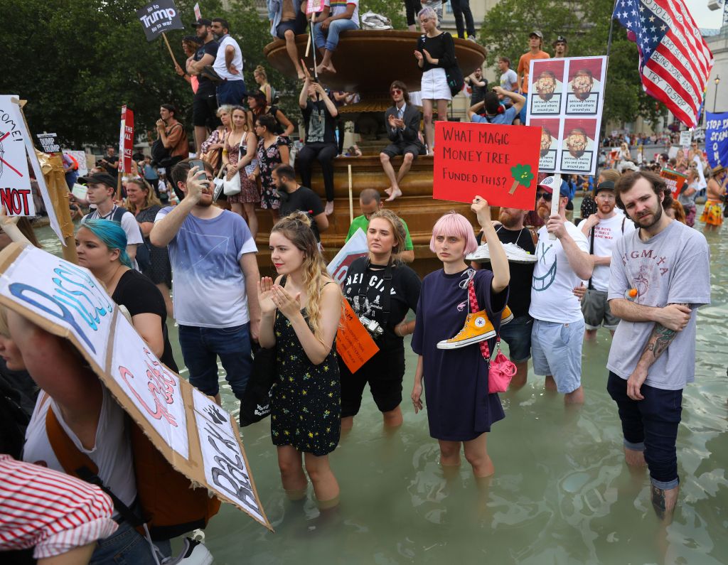 Δεκάδες χιλιάδες συμμετείχαν στις πορείες κατά του Τραμπ στο Λονδίνο