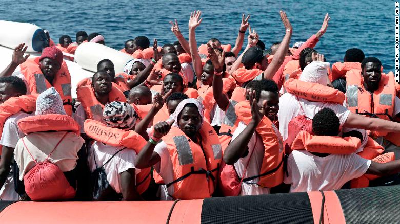 Ιταλία : Εν αναμονή πολιτικής λύσης οι 450 πρόσφυγες και μετανάστες