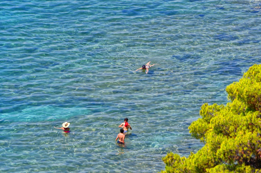 Μακάβριο εύρημα σε παραλία στη Μήλο