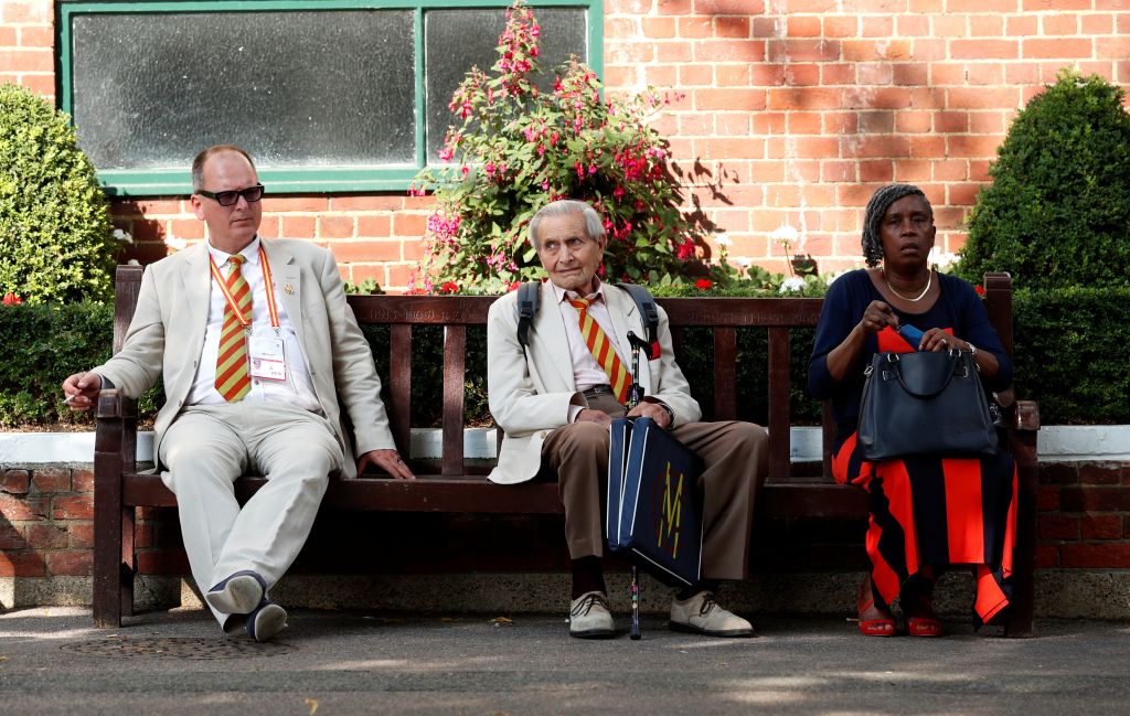 Αντρες-μέλη του διάσημου Marylebone Cricket Club έβγαλαν τα σακάκια τους