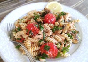 Λαχταριστή μακαρονοσαλάτα με κοτόπουλο, παρμεζάνα και τοματίνια