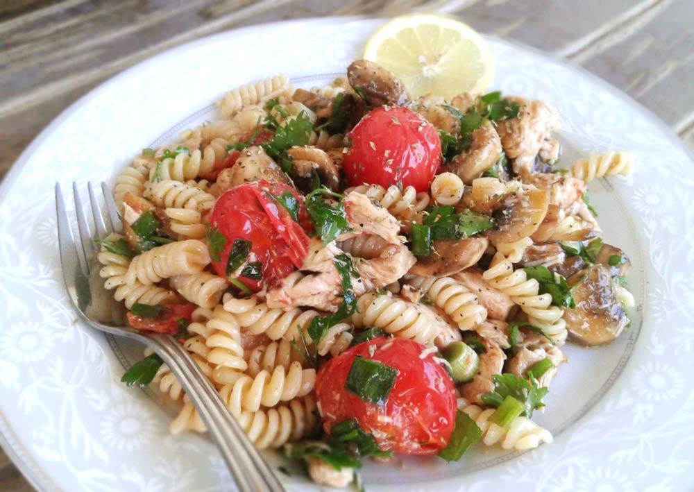 Λαχταριστή μακαρονοσαλάτα με κοτόπουλο, παρμεζάνα και τοματίνια